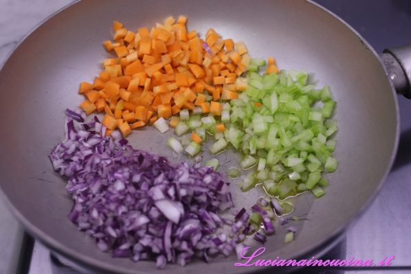 Tostate in padella con un filo d'olio evo il sedano la carota e la cipolla.  