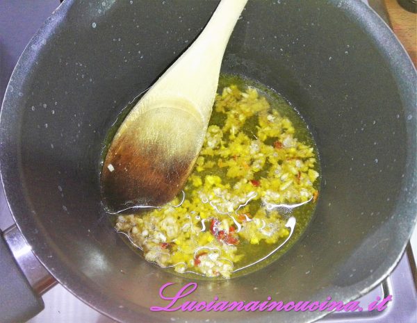 Aggiungere la passata di pomodoro e cuocere per circa 5 minuti.  Nel frattempo, sciacquare accuratamente i fagioli e frullarne la metà con il mixer.