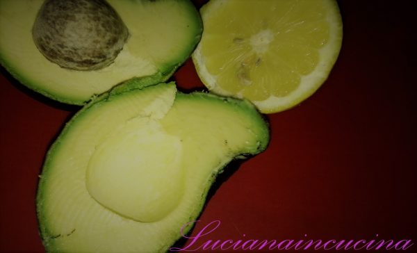Dividere l’avocado a metà, togliere il nocciolo e liberare la polpa dalla buccia, quindi ottenere degli spicchi ed irrorarlo con il succo di mezzo lime.