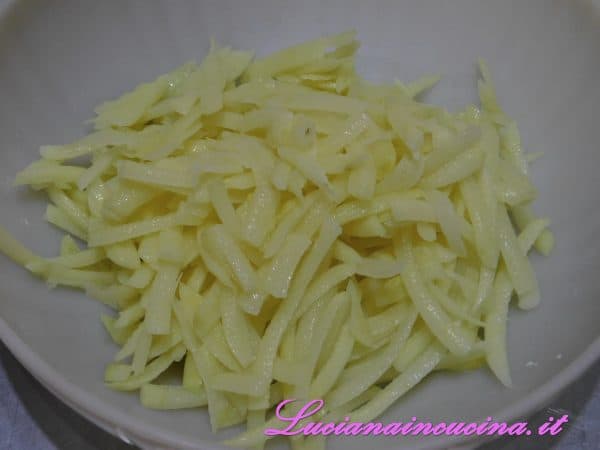 Sbucciare e grattugiare le patate senza lavarle poiché perderebbero l’amido e non si compatterebbero in cottura.  