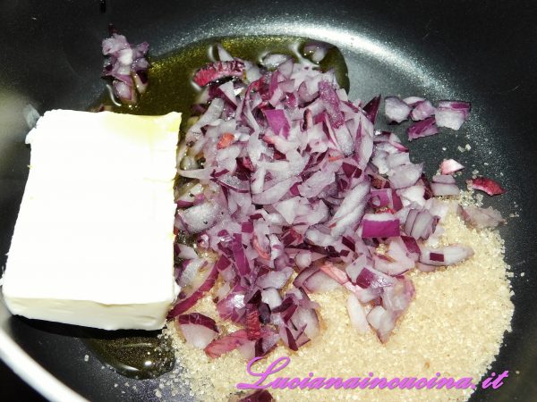 In un pentolino rosolare olio, burro, cipolla tritata finemente e zucchero di canna, lasciando caramellare la cipolla.
