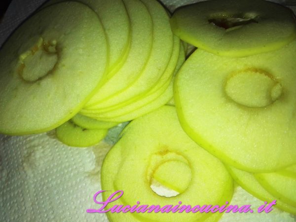 Affettare le mele e spruzzarle con il succo di limone per impedire che si ossidino.