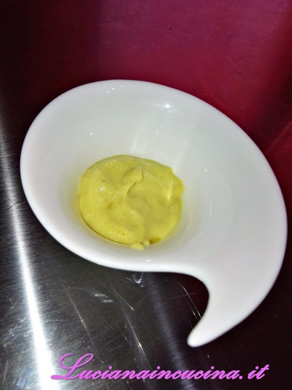 Mescolate la senape con l'olio extravergine d'oliva.