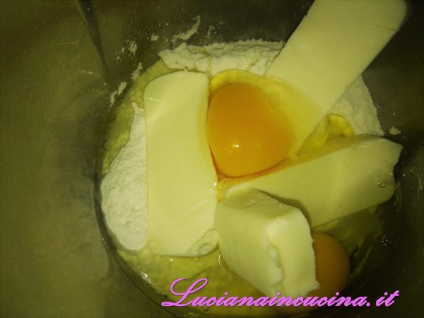 Mischiare la farina con lo zucchero ed il lievito, quindi unire le uova ed infine il burro ammorbidito.