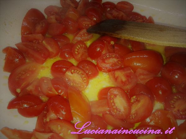 Tagliate i pomodorini in 4 parti e saltateli a fiamma alta con olio, sale ed 1 spicchio d’aglio. 