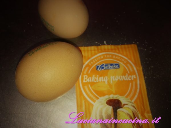 Preparare le uova ed il lievito.