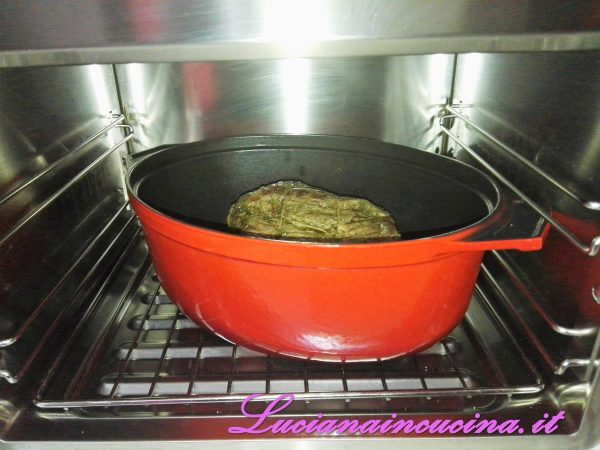 Trascorso il tempo di cottura, togliete il tegame con l'arrosto dal forno e versatevi sopra la salsa.