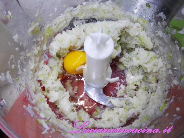 Frullare il baccalà con gli aromi tritati, un peperoncino, l'uovo e un pizzico di sale.