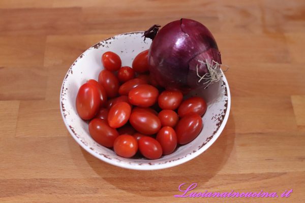 Lavare i pomodorini e prendere una bella cipolla rossa intera.