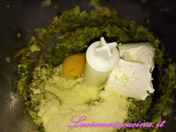 Tritare la parte verde del cipollotto e farla appassire con un filo d'olio, unire quindi i baccelli, sale e pepe e far saltare per qualche minuto.
