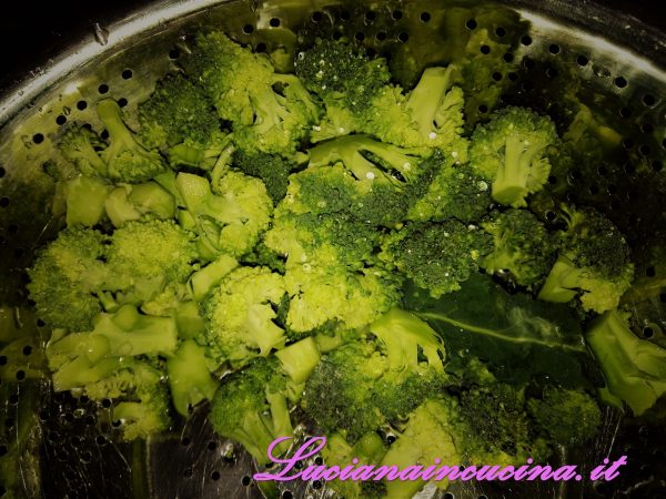Pulire il broccolo e dividerlo in cimette