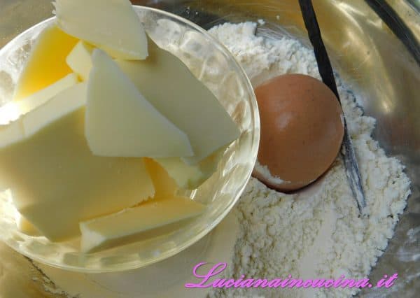 Montate il burro con lo zucchero nel mixer. Unite l'uovo, il sale, i semi del baccello di vaniglia, la farina setacciata e lavorate fino ad ottenere una palla.