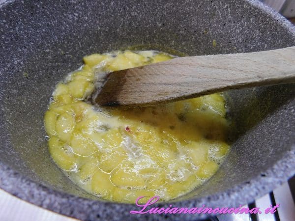 Cuocere in un pentolino per circa 10 minuti, poi unire la gelatina strizzata e mercolare bene per farla sciogliere.