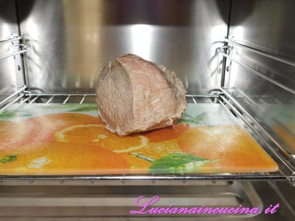 Togliere la carne dalla pentola e raffreddarla (preferibilmente in abbattitore per 30 minuti).