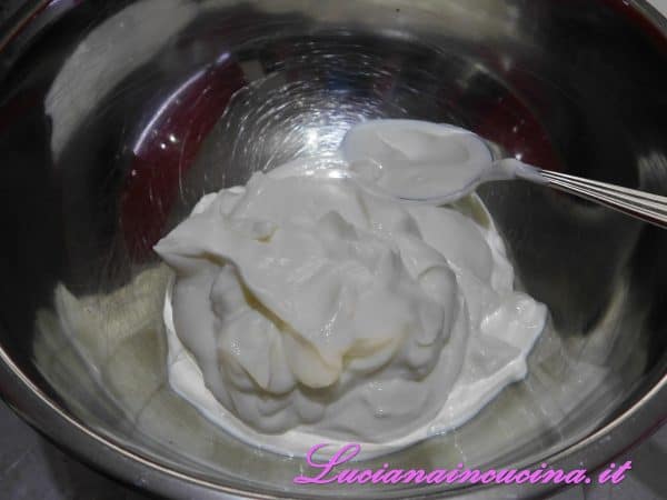 In una ciotola versare lo yogurt greco e lavorarlo qualche minuto.