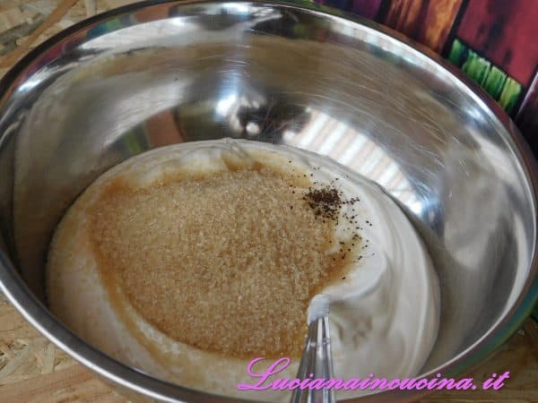 Mescolare lo yogurt con i semi della bacca di vaniglia e lo zucchero di canna.