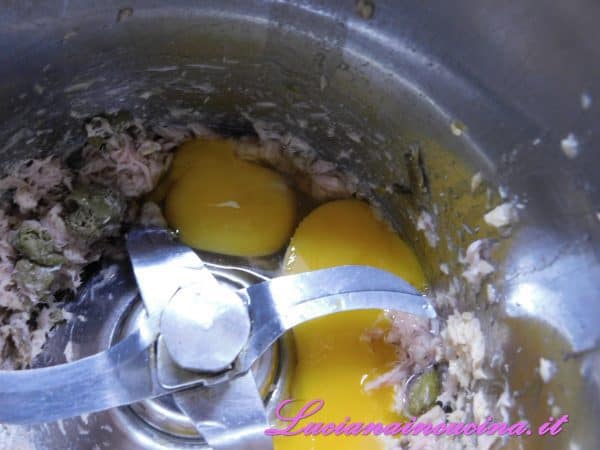 Aggiungere le uova, il limone ed il sale.