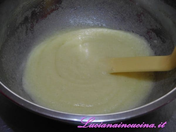 Mescolare gli albumi e l' estratto di vaniglia (non vanno montati). Aggiungere la farina ed il burro fuso e lavorare fino ad ottenere un composto omogeneo. Lasciar riposare la pastella per 30 minuti.