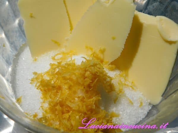 In un mixer mettere il burro e lo zucchero e lavorarli per qualche minuto. 
Aggiungere la buccia di limone grattugiata.