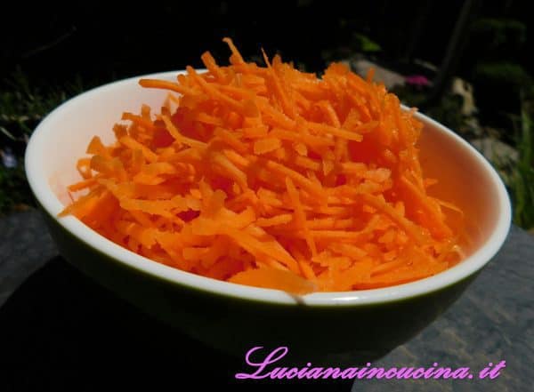 Grattugiare le carote ed aggiungerle al composto insieme al lievito ed alla farina setacciata.