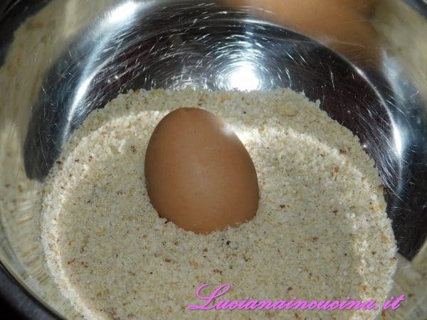 Sbattere le uova e impannare ogni fiore di zucchina  passandoli prima nell' uovo e poi nel pangrattato. Volendo fare una doppia impanatura.