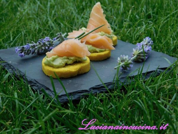 Crostini curcuma e zenzero con salmone e crema di avocado