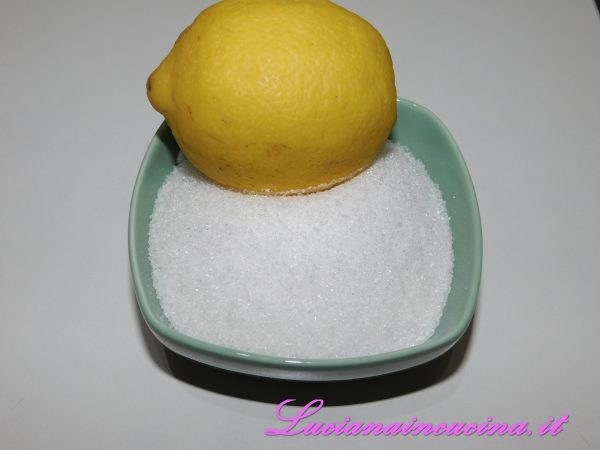 Unire lo zucchero ed il succo di mezzo limone.