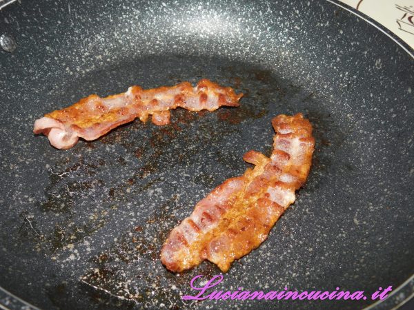 In una pentola antiaderente molto calda rosolare le fette di Bacon  e sgocciolarle su carta assorbente.