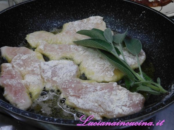 Passare i filetti di pollo nella farina e rosolarli in una pentola larga con il burro, un filo d' olio e la salvia.