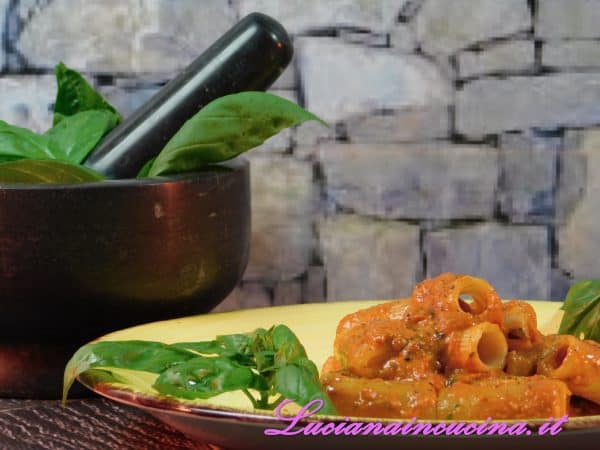 Condire la pasta con il pesto di peperoni, decorare con qualche foglia di basilico e servire subito.