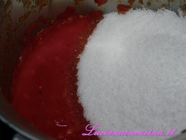 Aggiungere lo zucchero e cuocere per altri 40 minuti, fino ad addensare la confettura.