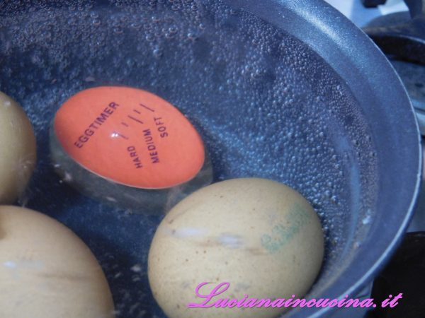 Facciamo rassodare le uova per circa 10-12 minuti da quando le mettiamo in acqua bollente.