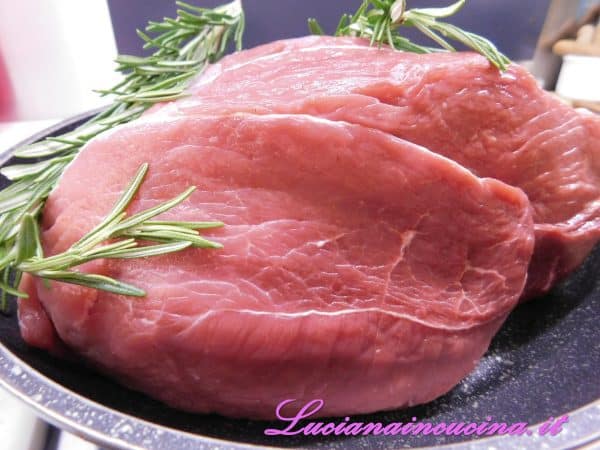 Prendere il pezzo di carne scottona lasciato a temperatura ambiente per almeno un'ora prima di trattarlo.