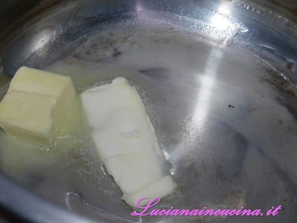 In una pentola a pressione facciamo sciogliere 30-40 gr. di  burro con poco olio.