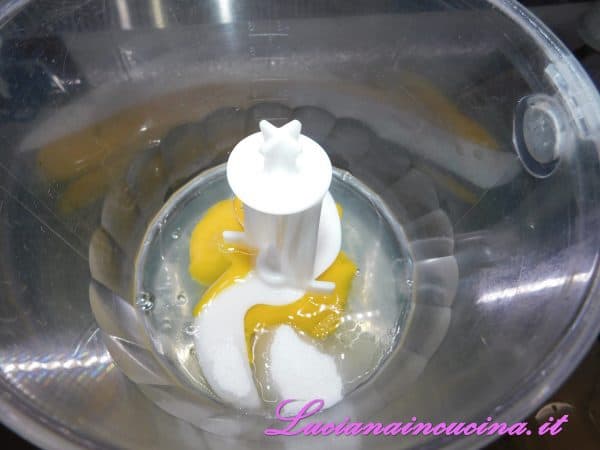 Nel mixer inserire lo zucchero e le uova e frullare bene.