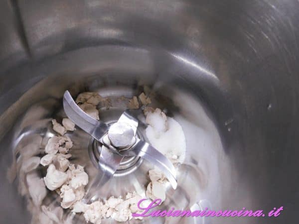 Nel mixer inserire il panetto di lievito sbriciolato.