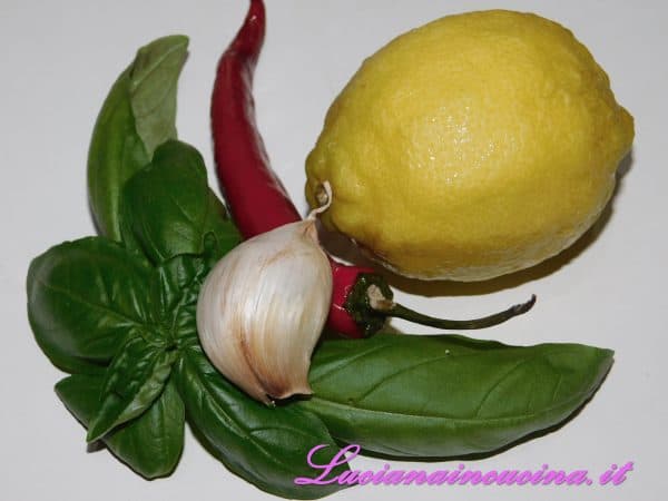 Preparare il basilico, l'aglio, il peperoncino ed il succo di limone.