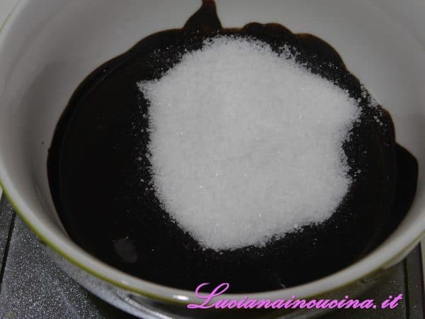 Aggiungere lo zucchero ed eventualmente la farina di carrube.
