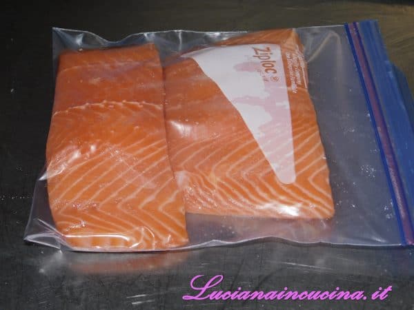 Dopo aver salato leggermente i filetti di salmone li chiudo nella busta e li metto in frigorifero per almeno 30 minuti.