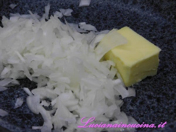 Mettere una noce di burro in una pentola e far appassire la cipolla tritata.