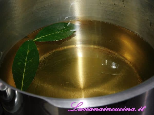 Mettere in una pentola il litro di aceto bianco insieme a 2 foglie di alloro e portare ad ebollizione.