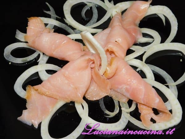 Adagiare le fette di salmone affumicato.
Contornare con gli spicchi di arancia in modo che il succo coli al centro del piatto.