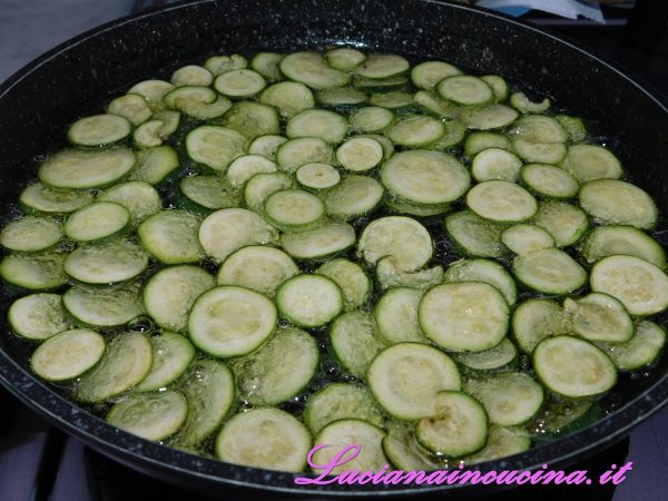 Lavare e tagliare a rondelle le zucchine, dopodichè friggerle in abbondante olio bollente.