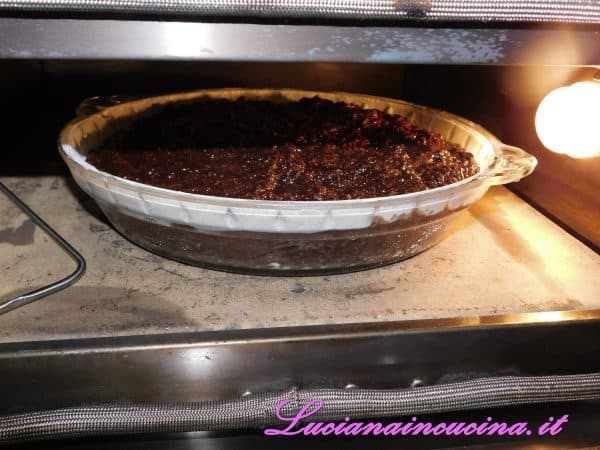 Passare in forno statico a 160°C e cuocere per circa 55 minuti.  Fare la prova stecchino e, se esce dalla torta ancora umido, prolungare la cottura ancora per qualche minuto.