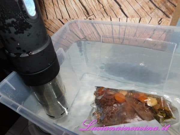 Immergere il sacchetto nell'acqua a 80°C e cuocere per 8 ore.