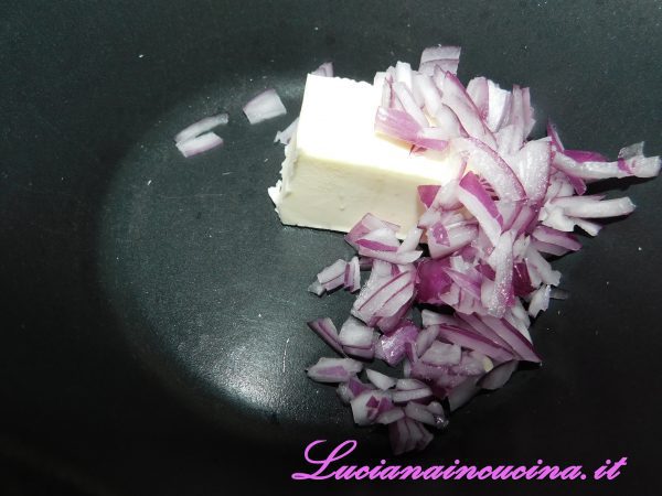 In un pentolino scaldare il burro e cuocere la cipolla per qualche minuto.