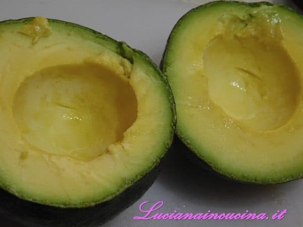 Lavare e tagliare a metà l'avocado. Togliere il nocciolo e bagnarlo con un pò di succo di lime per evitarne l'ossidazione.