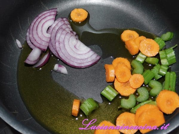 Inserire nella casseruola 4-5 cucchiai d'olio con sedano, carota, cipolla ed aglio.