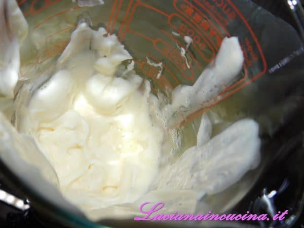 Preparare la maionese frullando uovo, sale, limone, aceto ed olio.
