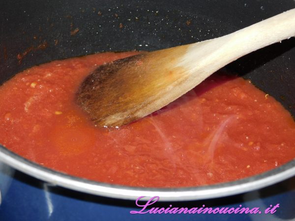 In una casseruola scaldare in 2 cucchiai d'olio uno spicchio d'aglio e, dopo qualche minuto, togliere l'aglio ed aggiungere la passata di pomodoro.
